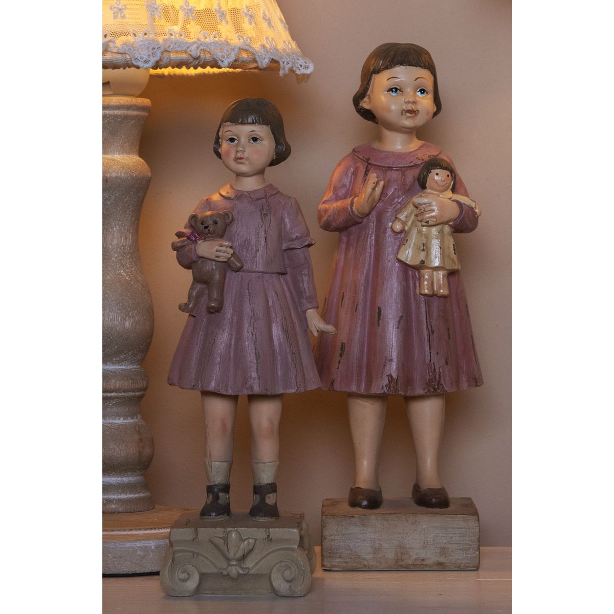 Beeld meisje 9x7x24 cm roze polyresin
