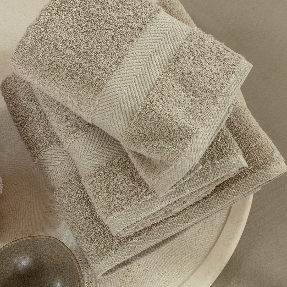 Handdoek beige 630 gsm lage twist 70x140 cm