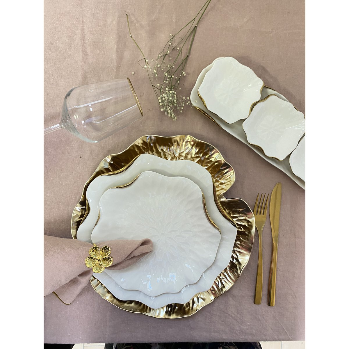 Flat plate in white porcelain with gold rim