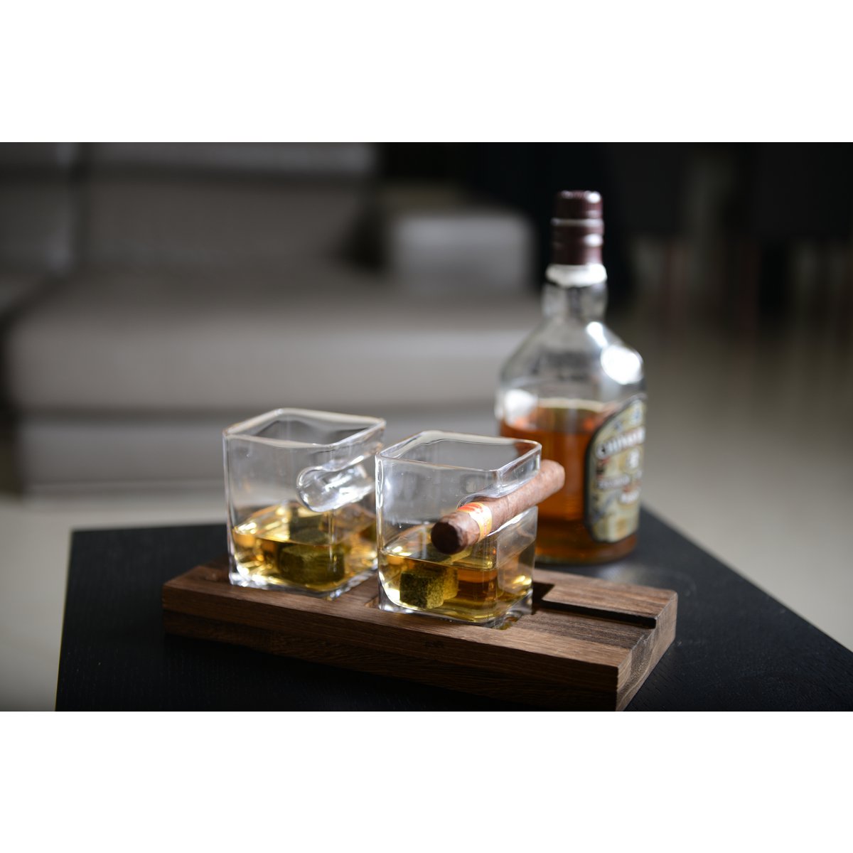 Whiskyset 2 glazen met houten steun en 4 keramische ijsblokjes
