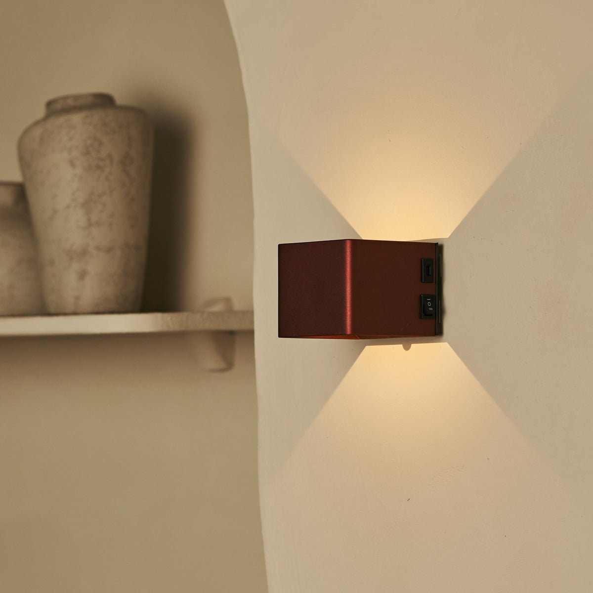 TESS Bronze oplaadbare wandlamp - Bewegingssensor, 20 verschillende lichtmodi, dimable, magnetische suspensiesysteemlamp en inclusief afstandsbediening