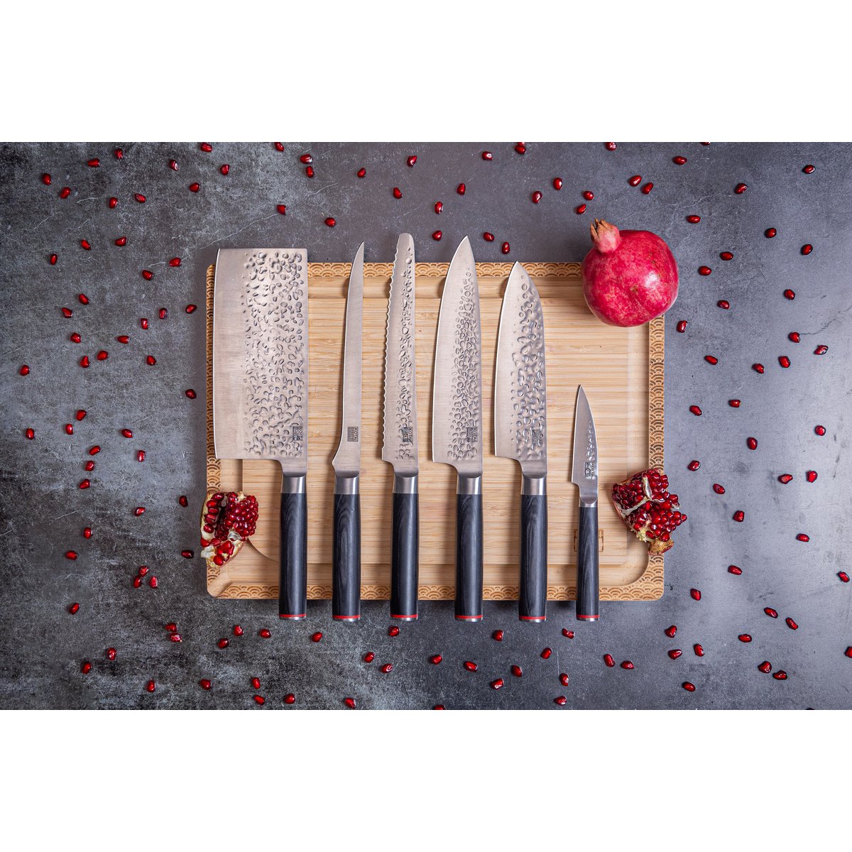 De Pakka Complete Set Pro (A) : 6 Messen (Schilmesje + Santoku + Gyuto + Fileermes + Broodmes + Hakmes) + 2 Accessoires (magnetische bamboe meshouder + aanzetstaal)