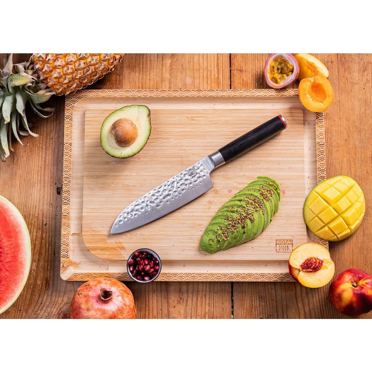De Asian Set Deluxe Edition (B): 3 messen (schilmesje + santoku + hakmes) + 3 accessoires (bamboesnijplank + aanzetstaal + slijpset korrel 180/800)