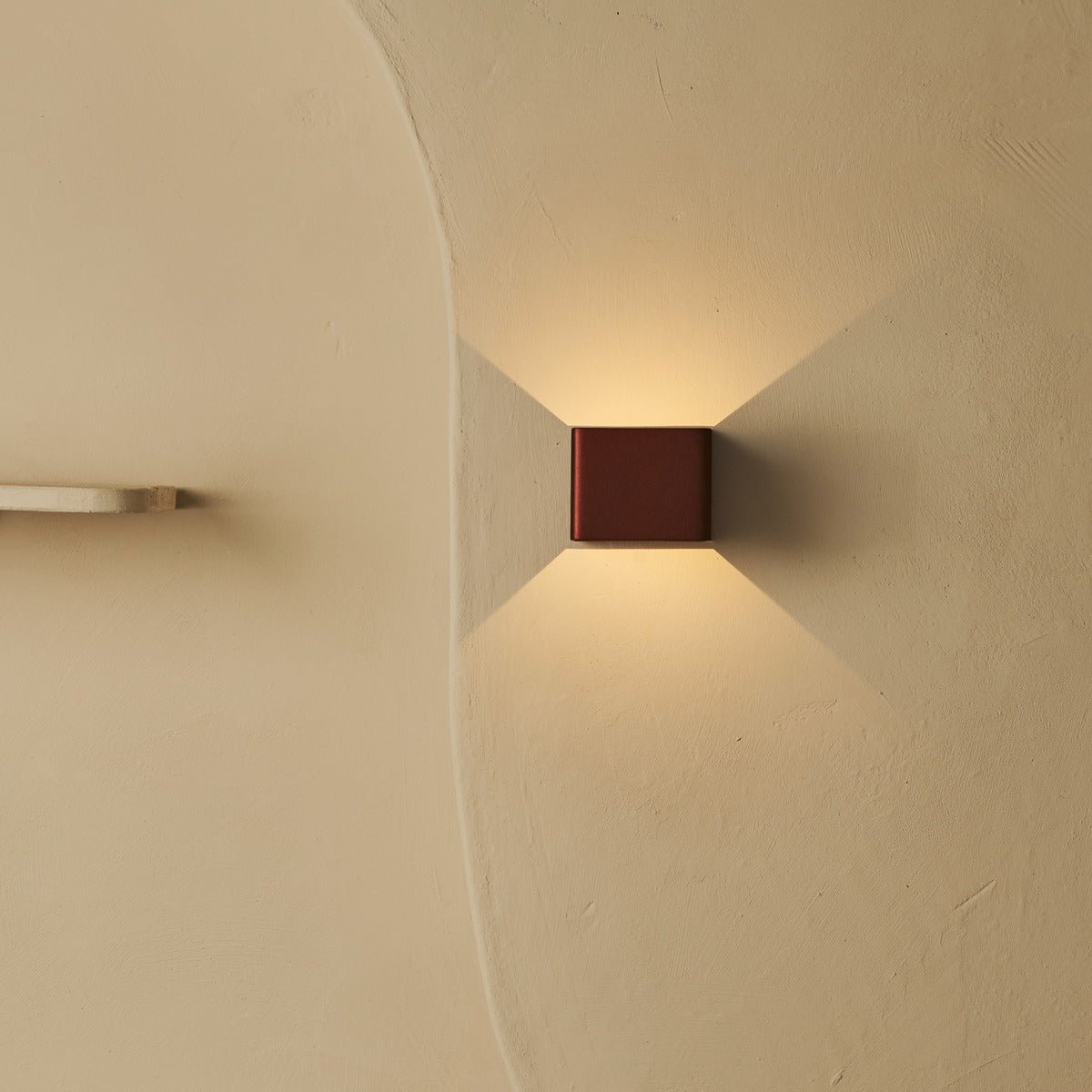 TESS Bronze oplaadbare wandlamp - Bewegingssensor, 20 verschillende lichtmodi, dimable, magnetische suspensiesysteemlamp en inclusief afstandsbediening