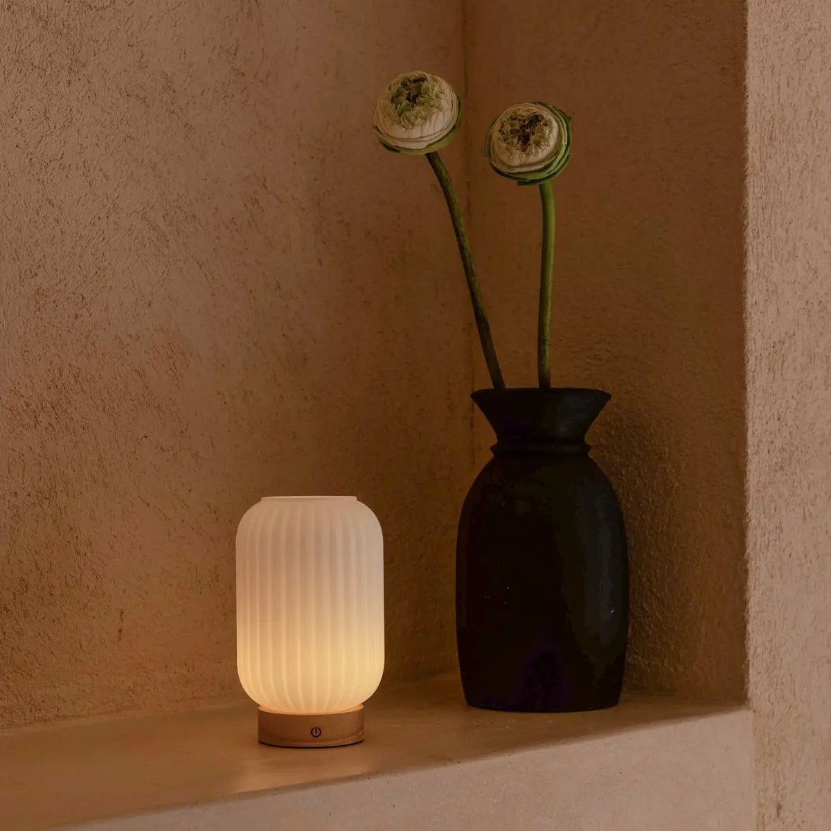 Tafellamp Lilly matglas houten voet dimbaar 3 lichtmodi