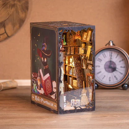 Booknook miniatuur bouwpakket The Magic Pharmacist 18x11x23cm