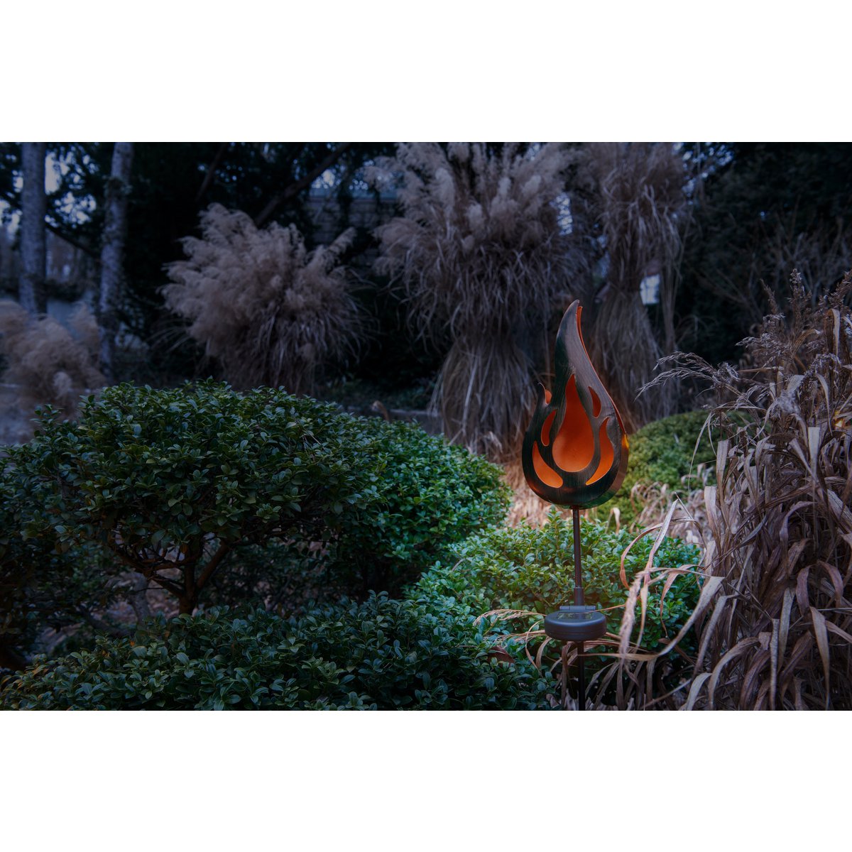 Led Solar Earth Skeer "Flame" aan de buitenkant van de grond Skeer gemaakt van bronzen gekleurd metaal en plastic, met geïntegreerde LED