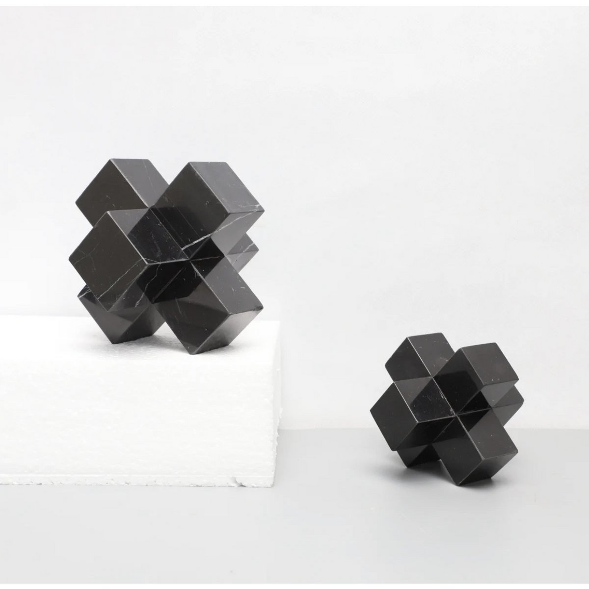 Marmeren kruis 15x15x15 cm zwart