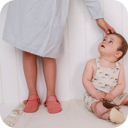 Mocassinpantoffels babykoraal suède