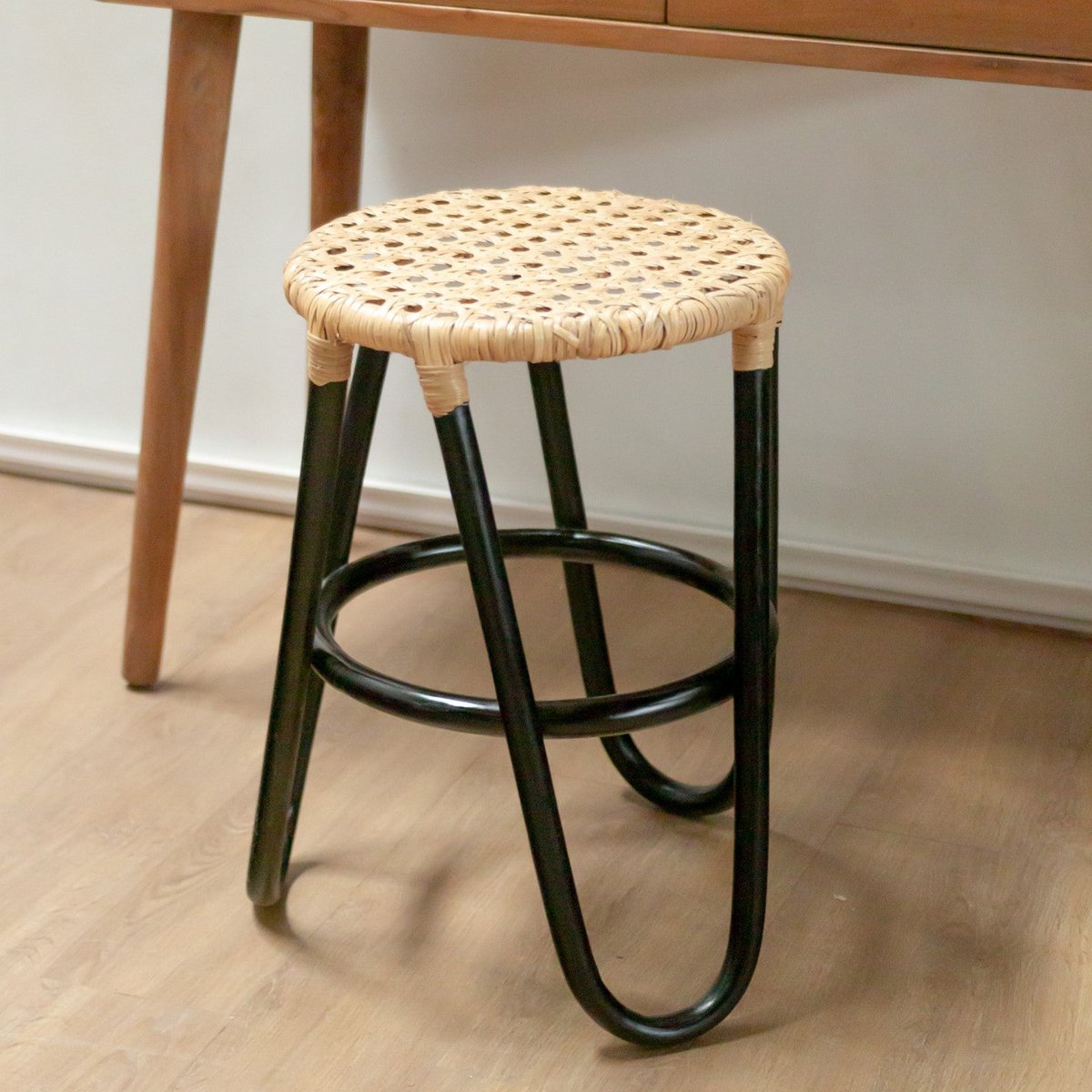 Rotan Kruk Kolaka Zwart Met Geweven Zitvlak 35 Cm Driepoten