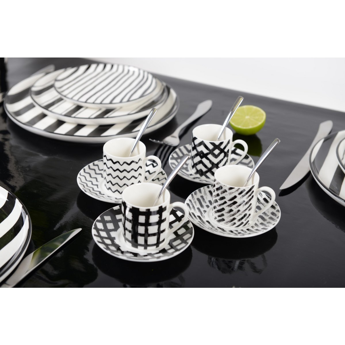 Koffiekopjes 90 ml set van 4 zwart wit keramiek