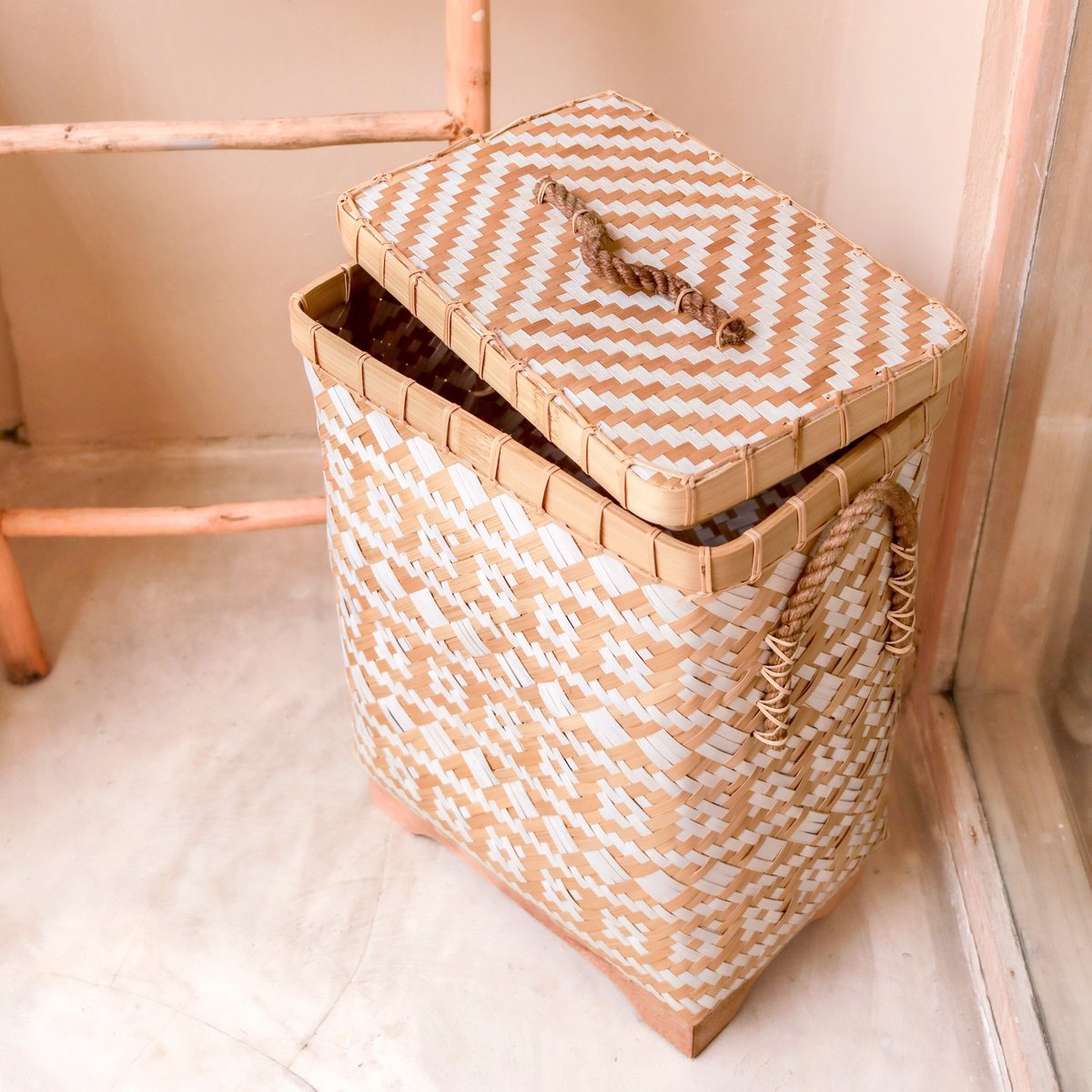 Laundry Basket With Lid DARI Hand-Woven From Bamboo Beige Zigzag