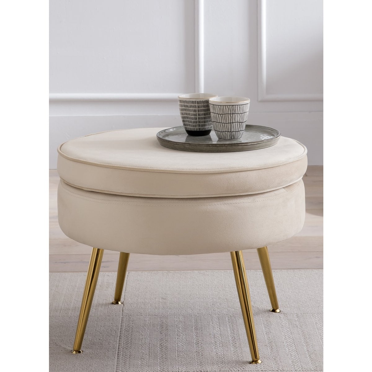 Round pouf in beige velvet