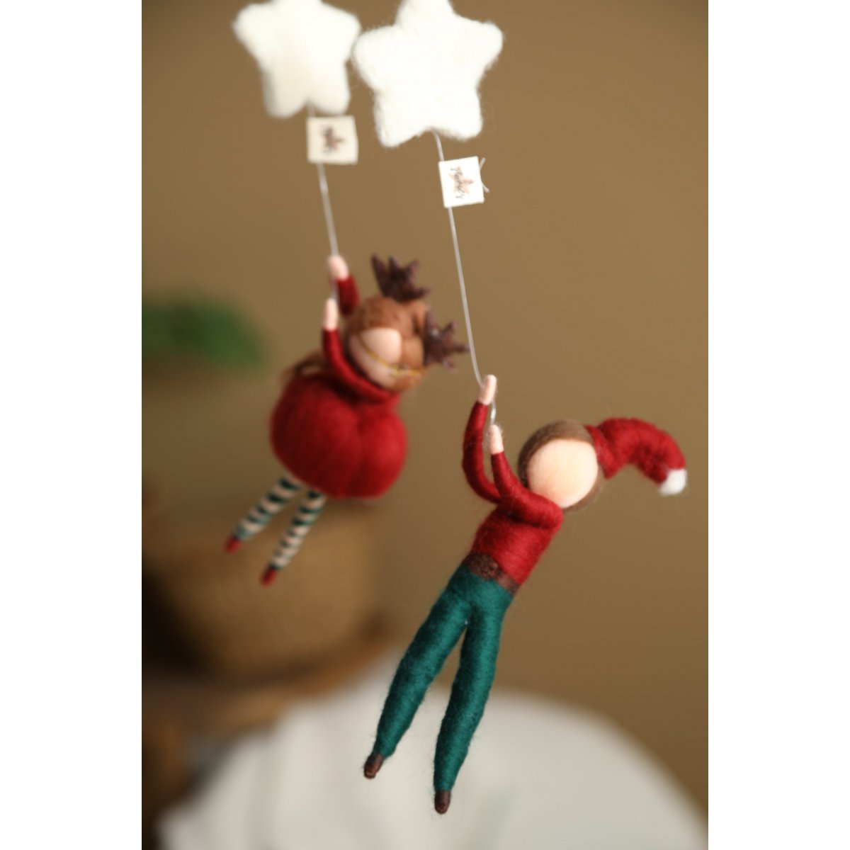 Wanddecoratie elf 25 cm wolvilt rood groen wit bruin