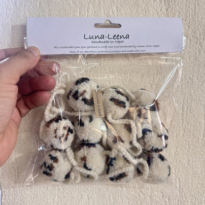 Slinger pompom luipaard off-wit 2m wol
