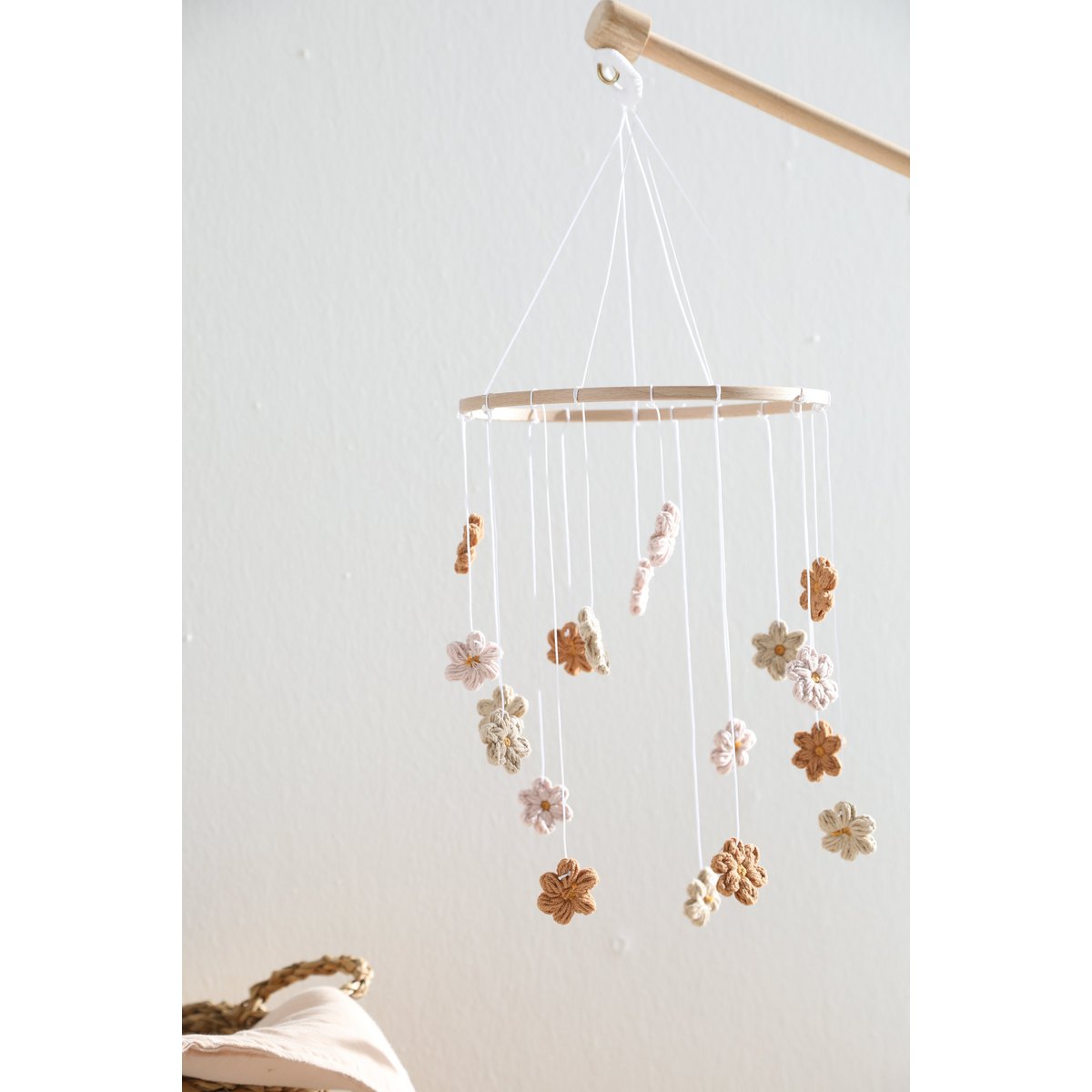 Babymobiel gehaakt bloemen beige babyroze crème 21 cm