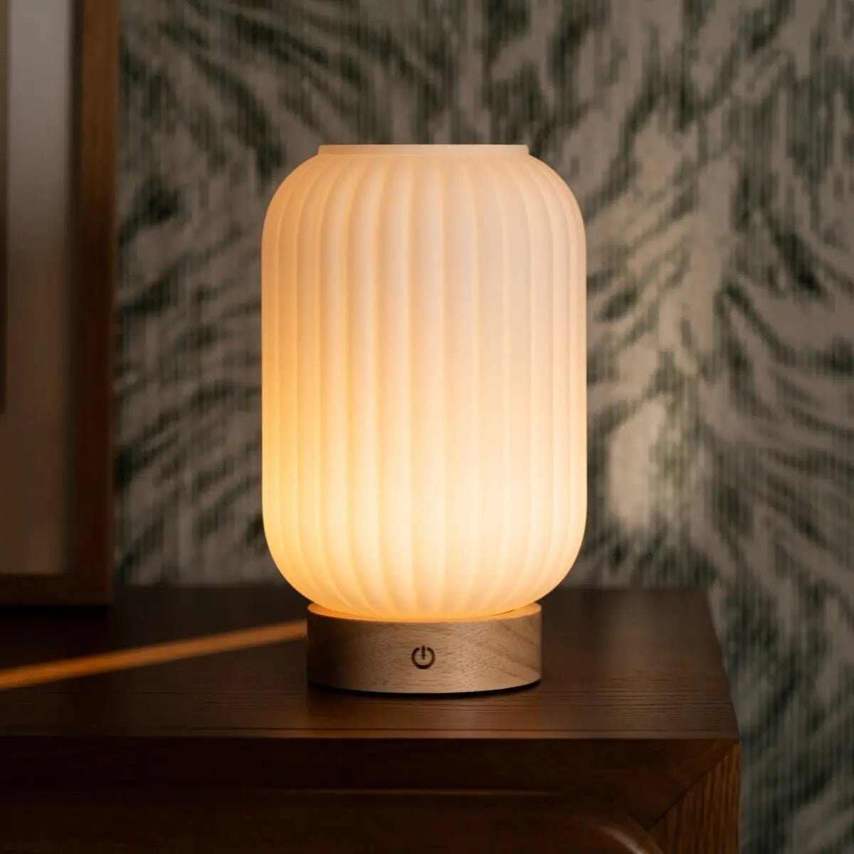 Tafellamp Lilly matglas houten voet dimbaar 3 lichtmodi