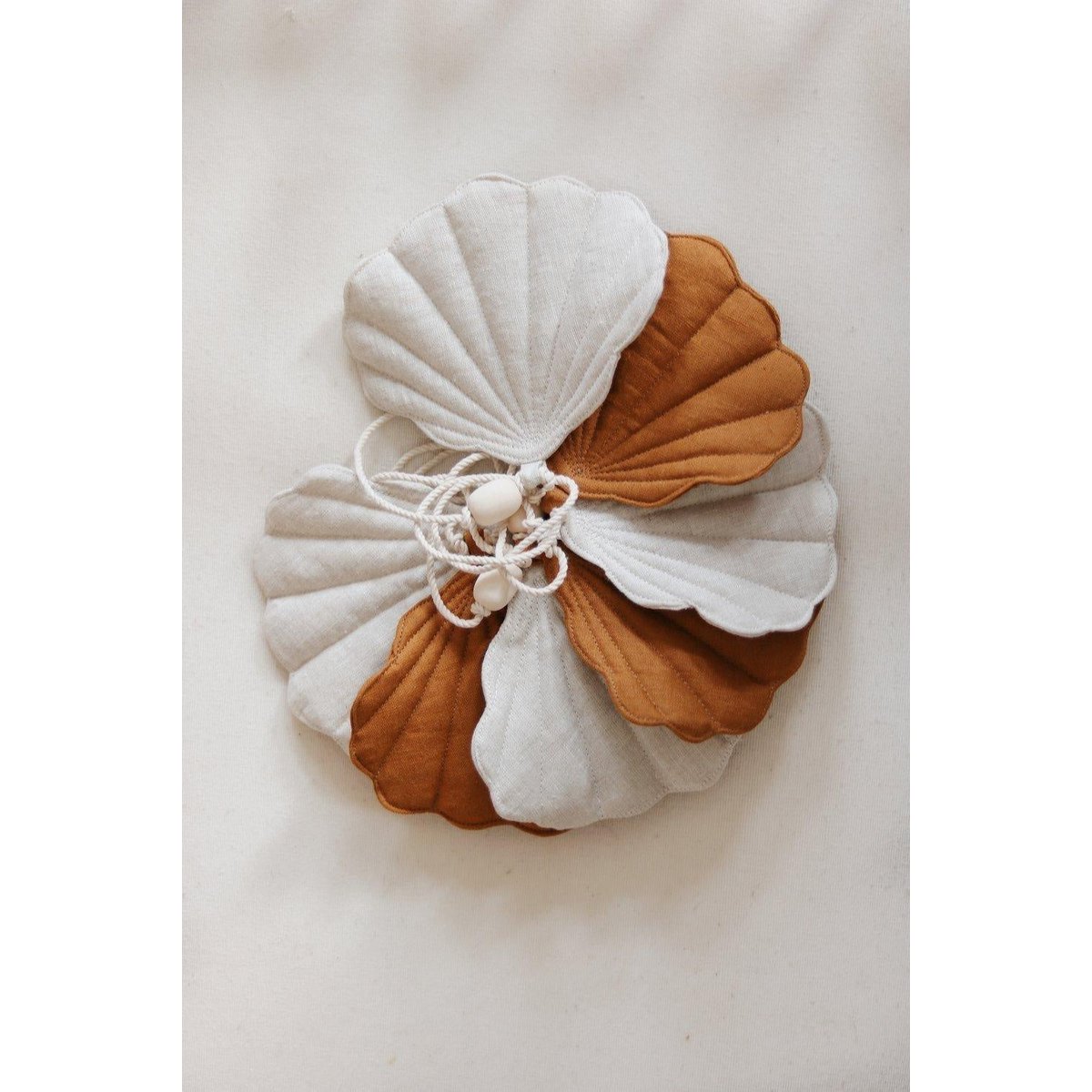 "Caramel" Linnen Garland met Schelpen