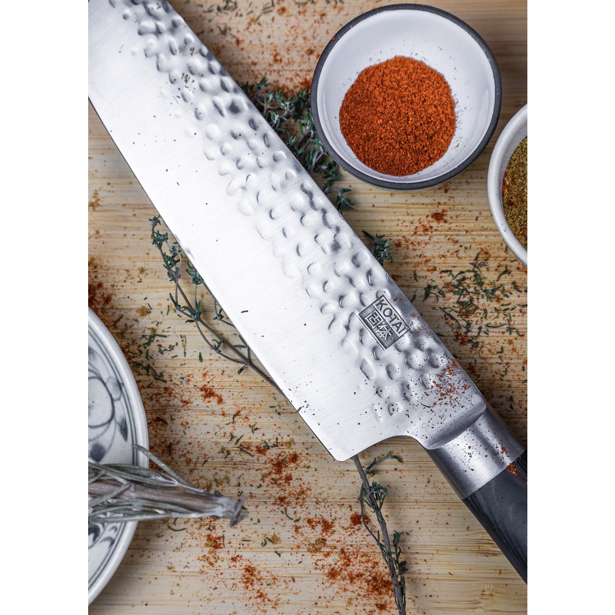De Pakka Complete Set Pro (A) : 6 Messen (Schilmesje + Santoku + Gyuto + Fileermes + Broodmes + Hakmes) + 2 Accessoires (magnetische bamboe meshouder + aanzetstaal)