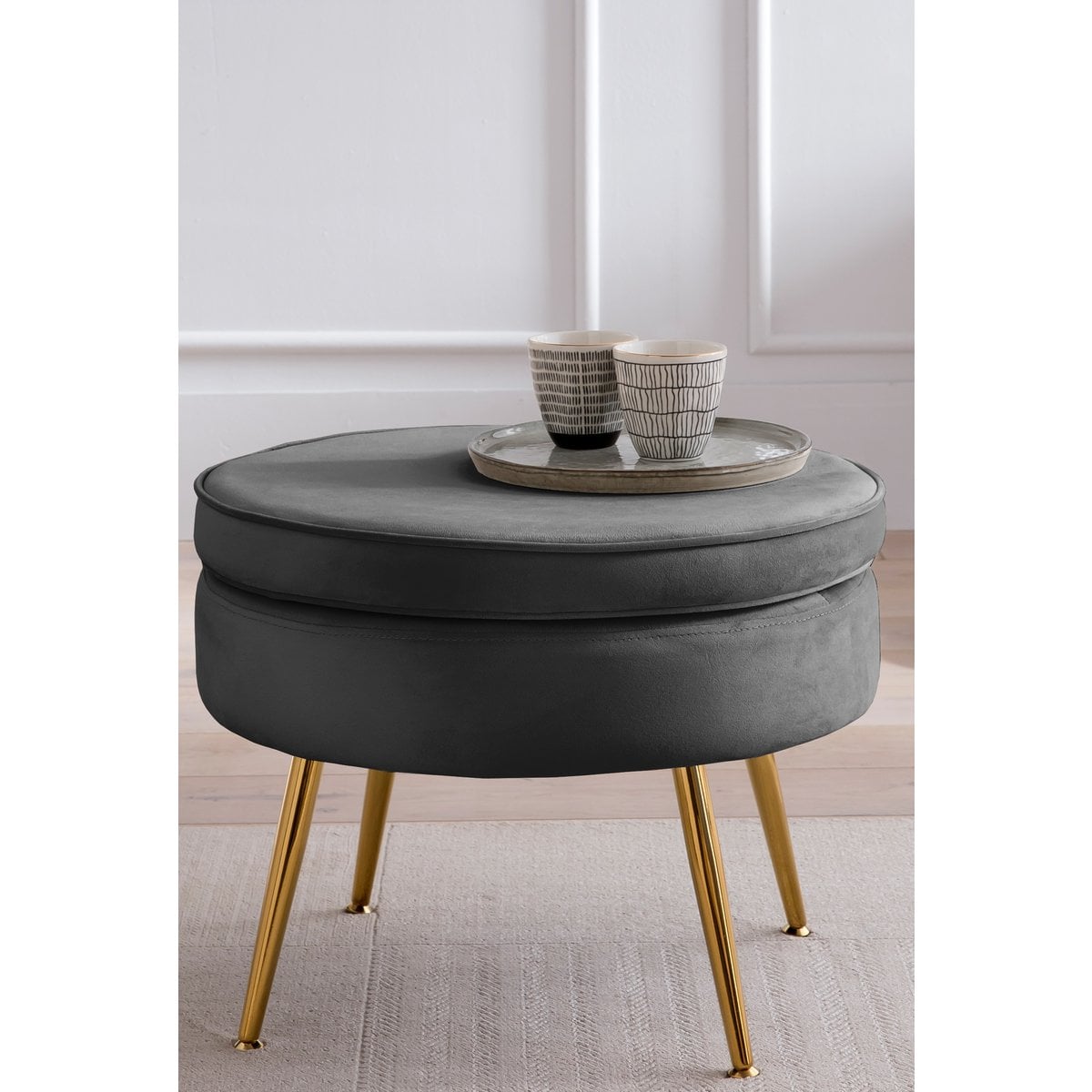 Round pouffe in black velvet