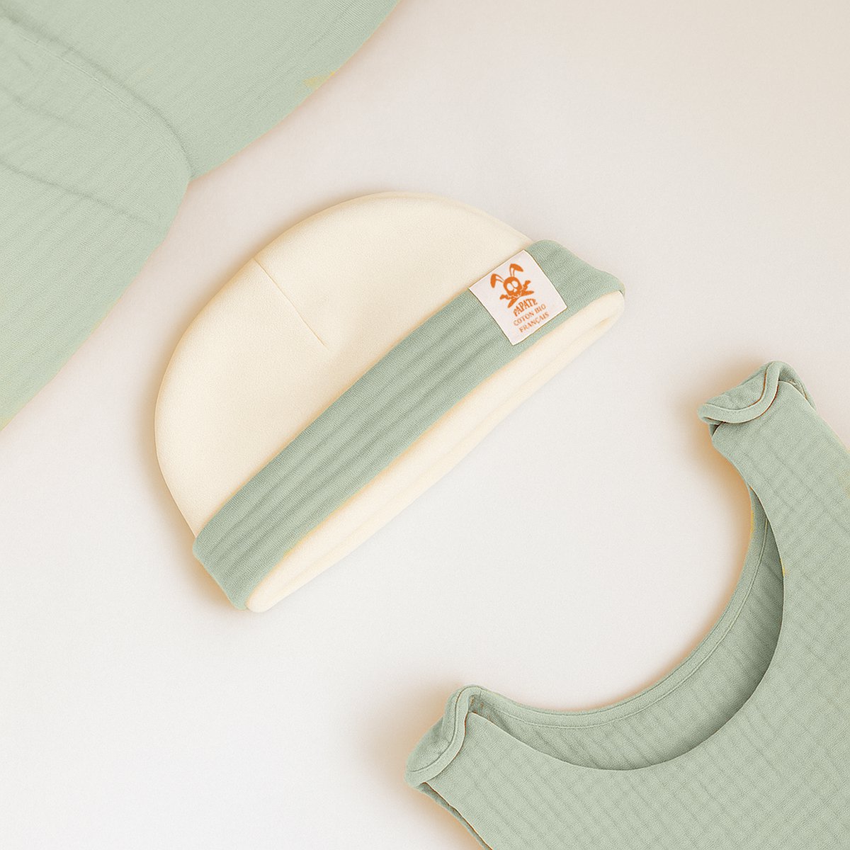 Newborn hat in white and green organic cotton