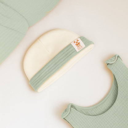 Newborn hat in white and green organic cotton