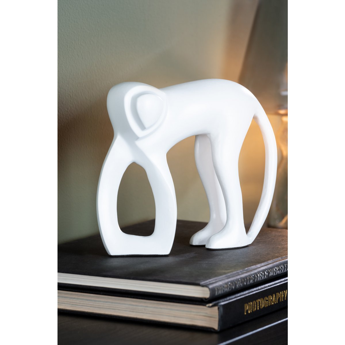 Standbeeld aap aluminium 17x5x15 cm wit