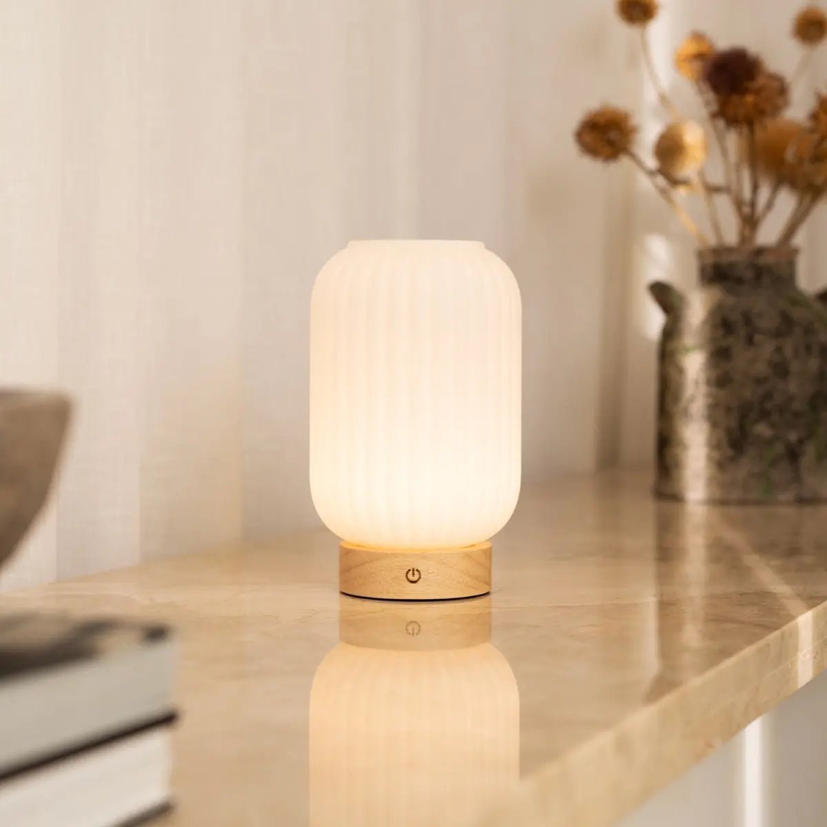 Tafellamp Lilly matglas houten voet dimbaar 3 lichtmodi