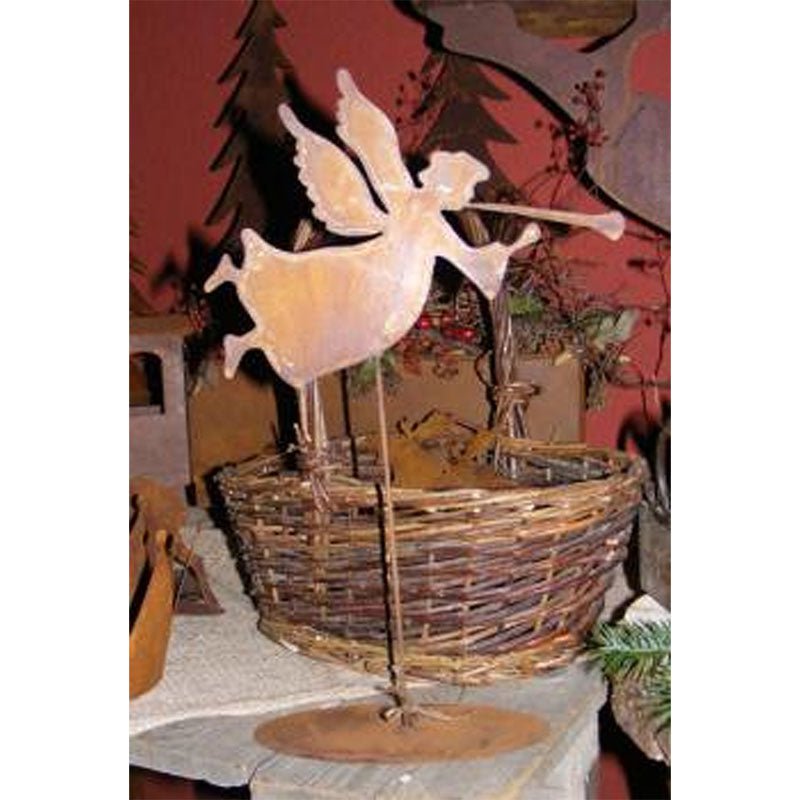 Kerstdecoratie engelfiguur met trompet op bodemplaat in patina