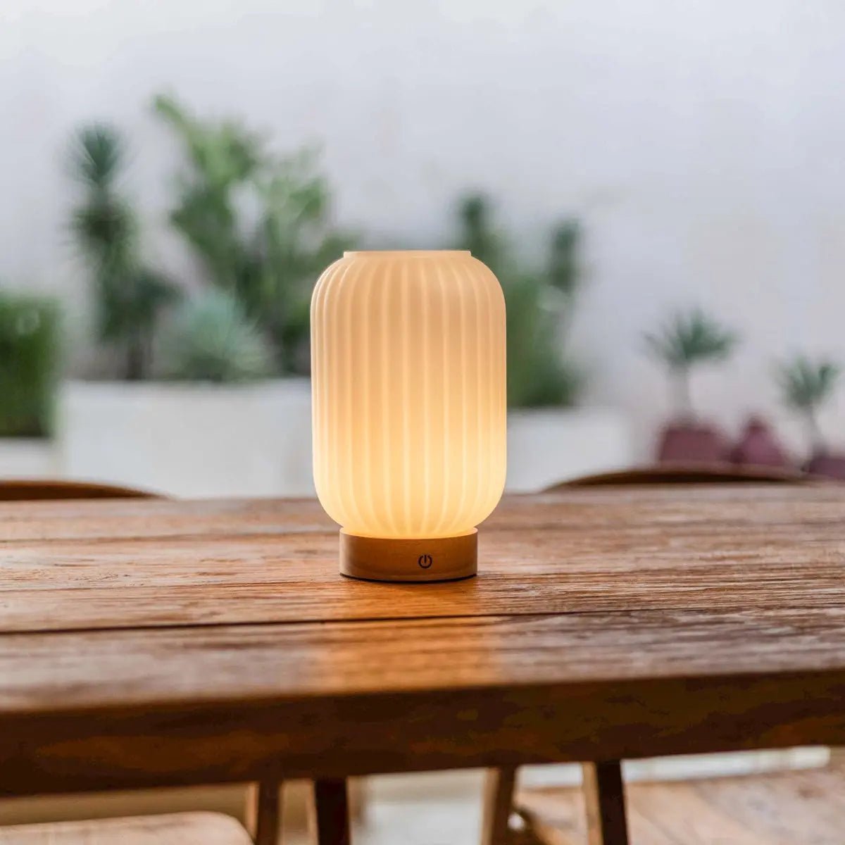 Tafellamp Lilly matglas houten voet dimbaar 3 lichtmodi