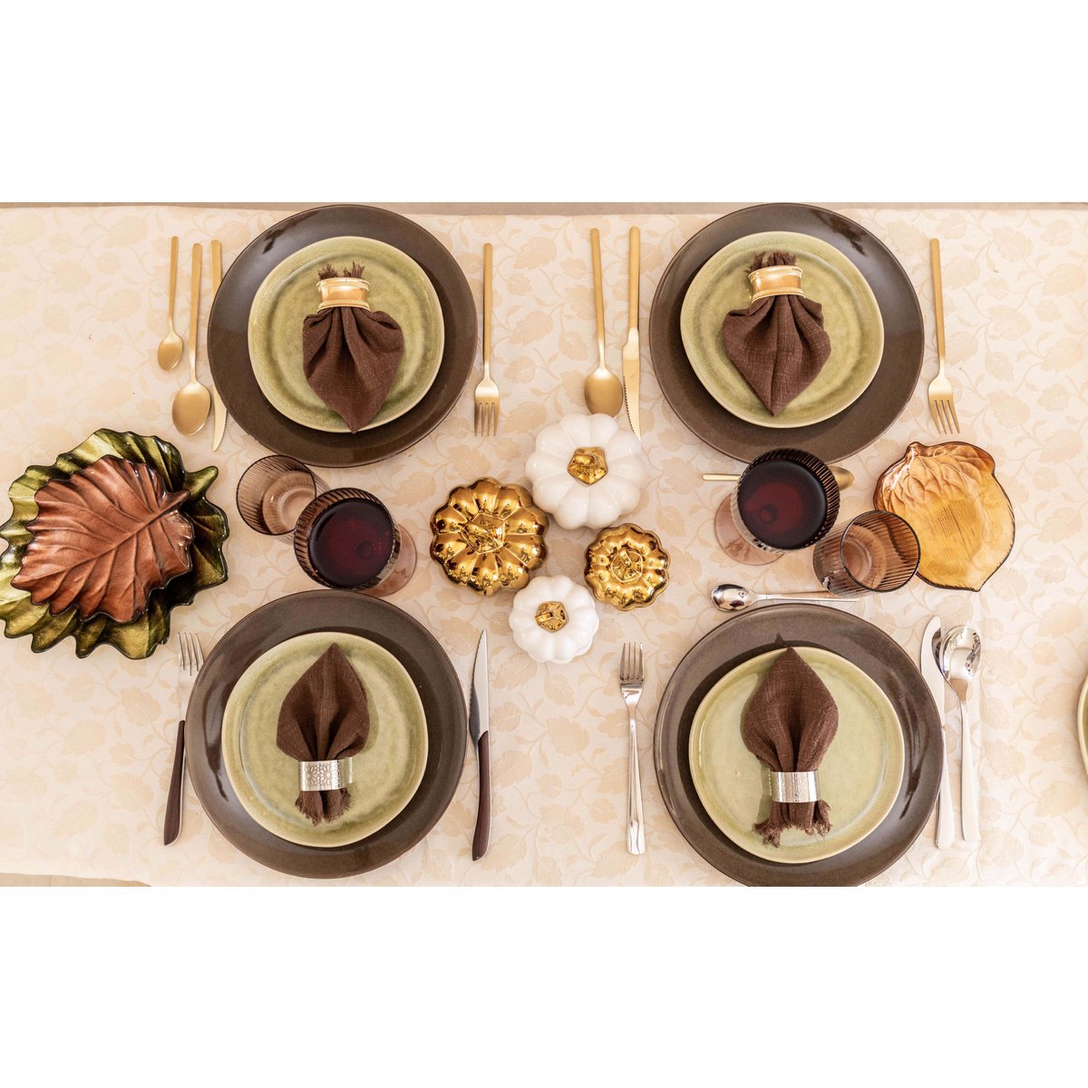 Set of 4 round golden towels with rhinestones