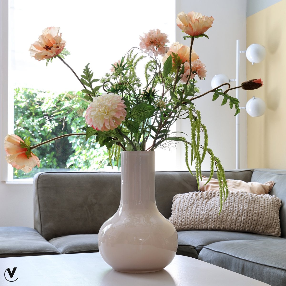 Vaas bolvorm 25.5x37 cm glas beige wit