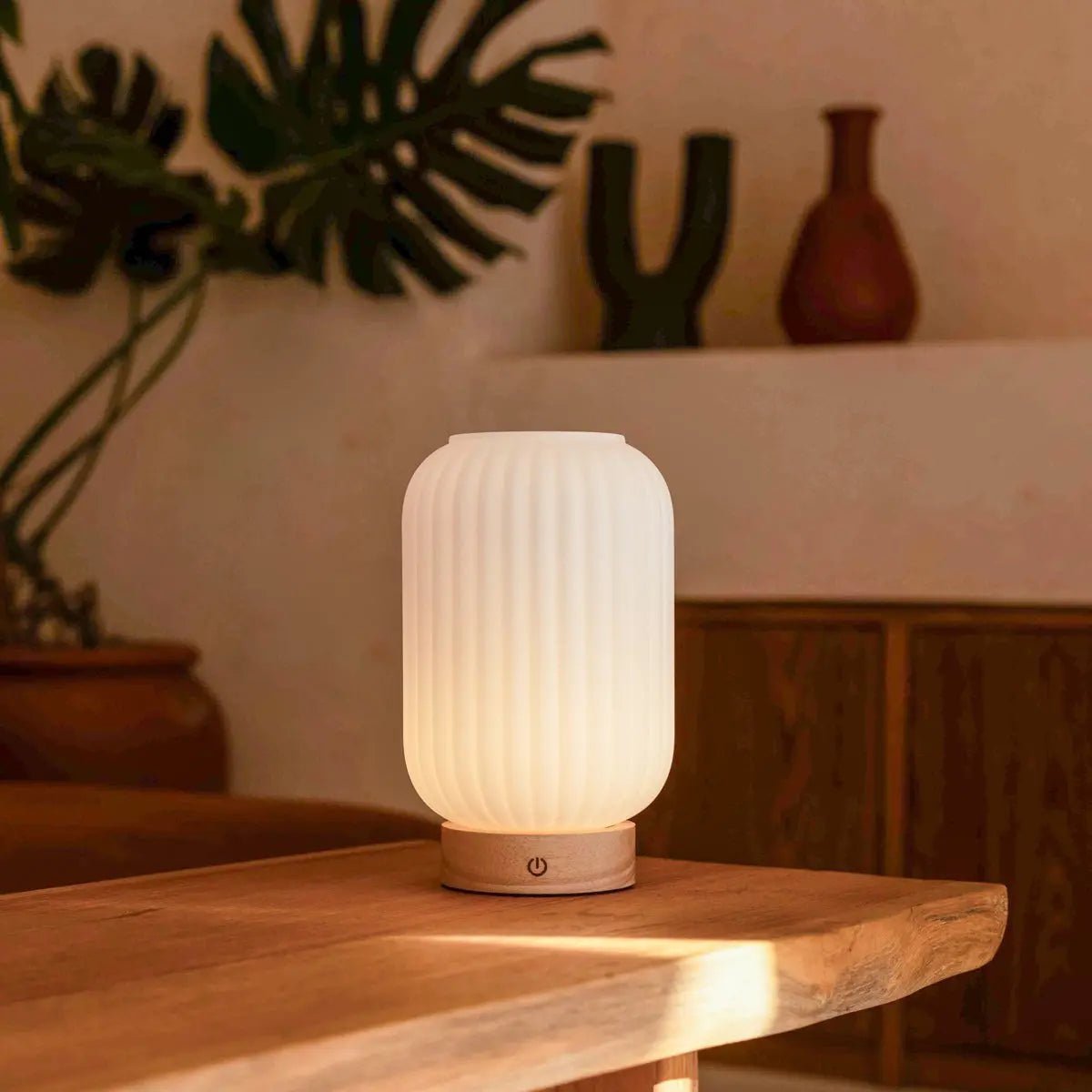 Tafellamp Lilly matglas houten voet dimbaar 3 lichtmodi
