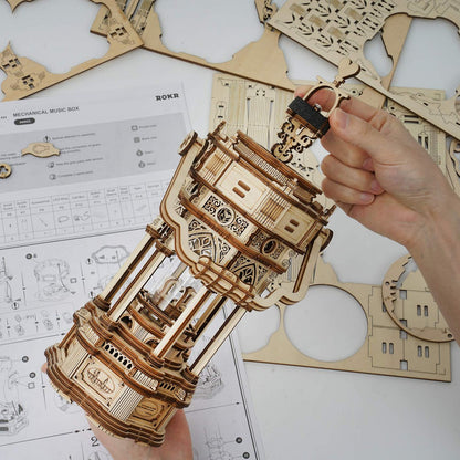 Robotime muziekdoos lantaarn 30 cm berkenhout