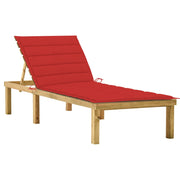 Ligbed grenenhout met rood kussen