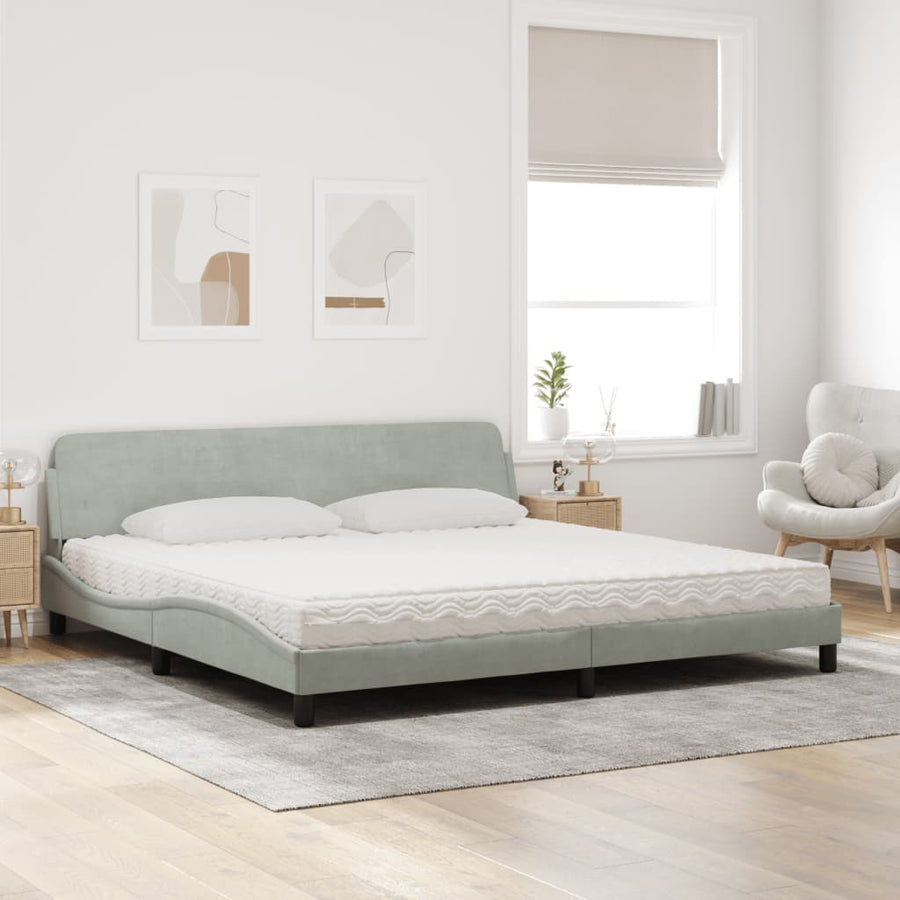Bed met matras fluweel lichtgrijs 200x200 cm