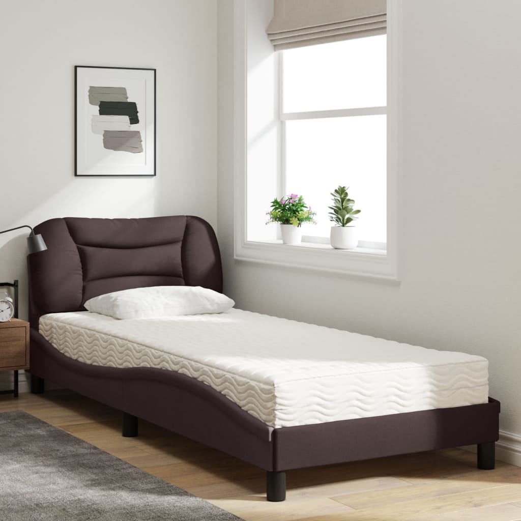Bed met matras stof donkerbruin 90x200 cm