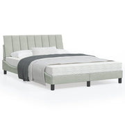 Bed met matras 120x200 cm lichtgrijs fluweel