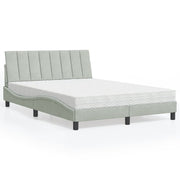 Bed met matras 140x200 cm lichtgrijs fluweel