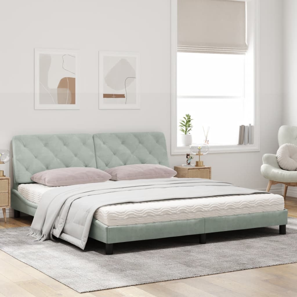 Bed met matras fluweel lichtgrijs 180x200 cm