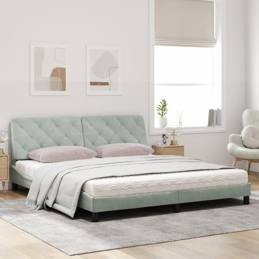 Bed met matras fluweel lichtgrijs 180x200 cm
