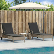 Ligstoelen 2 stuks poly rattan lichtgrijs met kussen