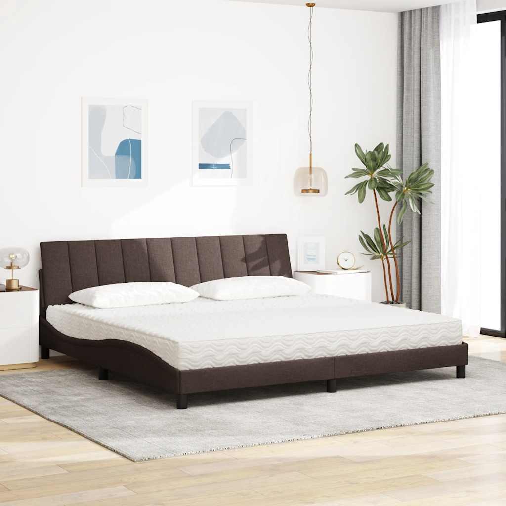 Bed met matras stof donkerbruin 200x200 cm