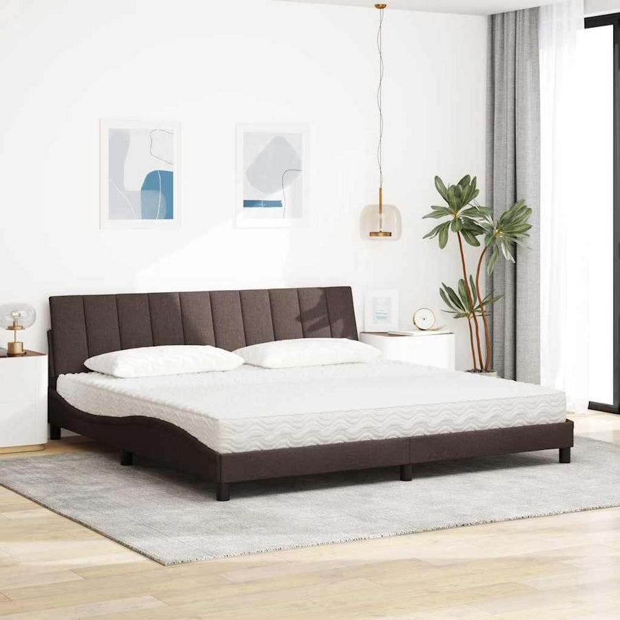 Bed met matras stof donkerbruin 200x200 cm