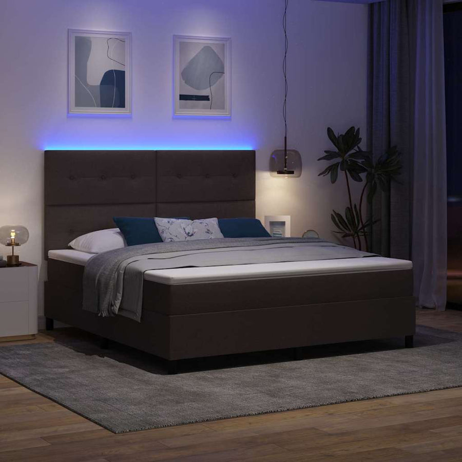 Boxspring bed met matras met LED Donkerbruin 180 x 200 cm Stof