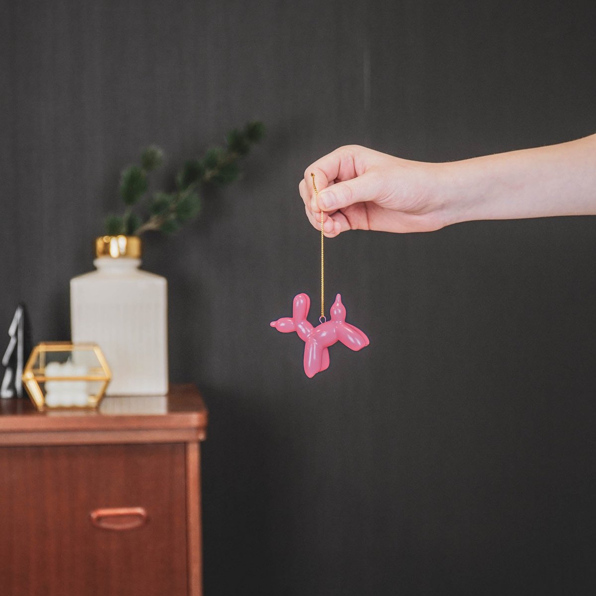 Kerstornament ballon hond keramiek roze 6,5x3x6 cm