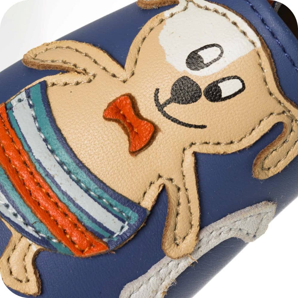 Babyslofjes leer hond in de zee