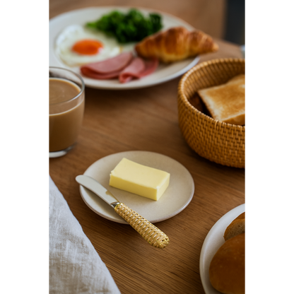 Beige verspreid met rieten handvat