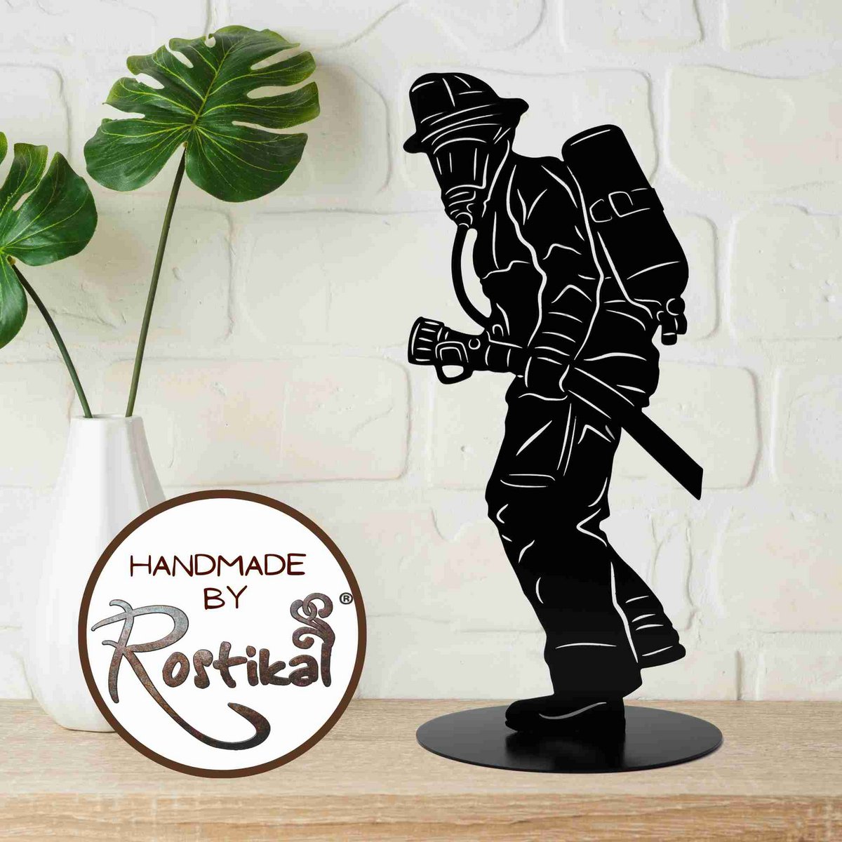Brandweermanfiguur metaal matzwart 20 cm