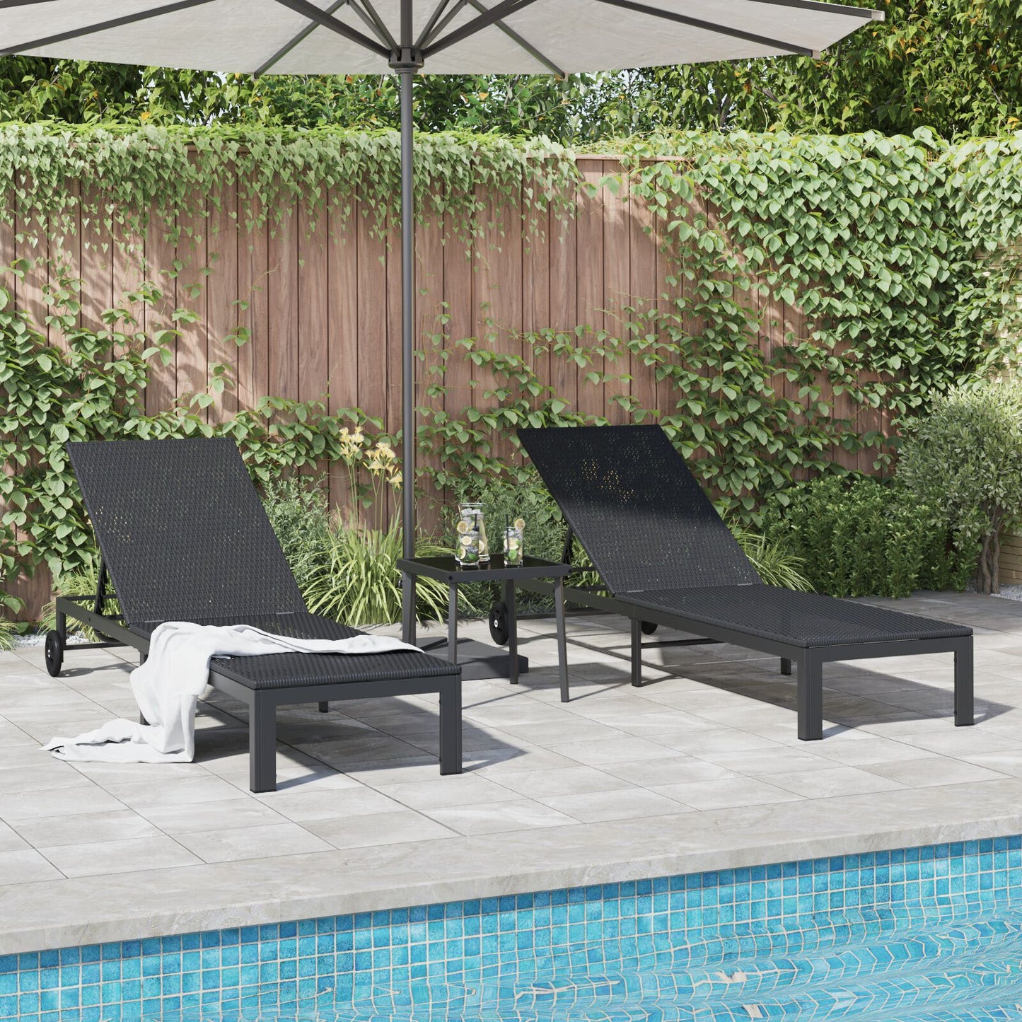 Zonnebedden 2 Stuks Met Wielen En Tafel Poly Rattan Zwart